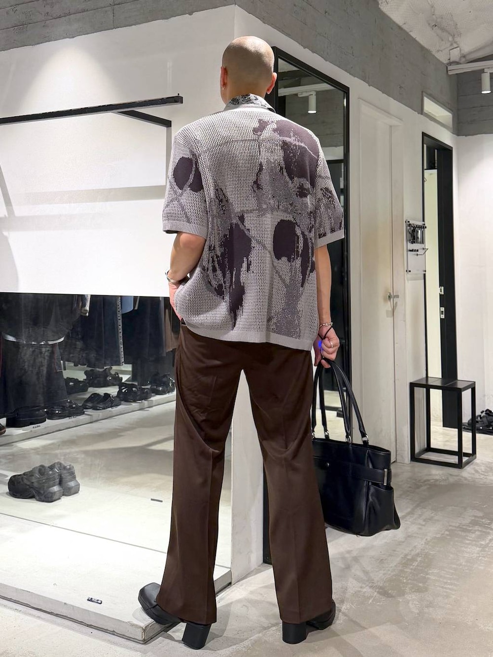グレー系のカーディガン/ボレロ、グレー系のシャツ/ブラウス、ブラウン系のスラックスを着用したメンズの夏コーディネートの3枚目の写真