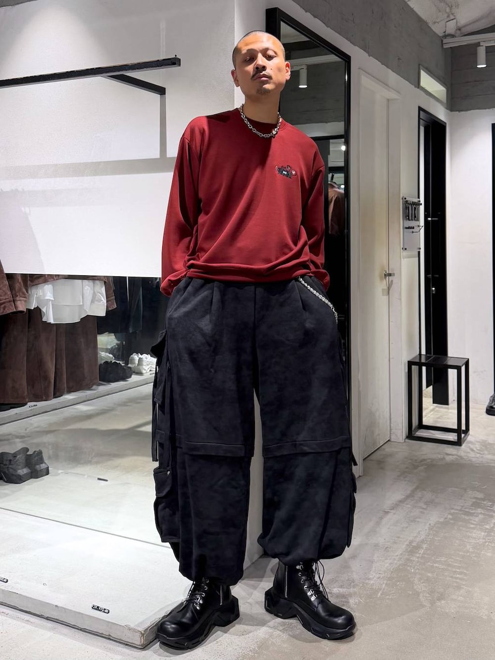 ブラック系のブーツ、レッド系のブルゾン、レッド系のTシャツ/カットソーを着用したメンズの秋コーディネートの5枚目の写真