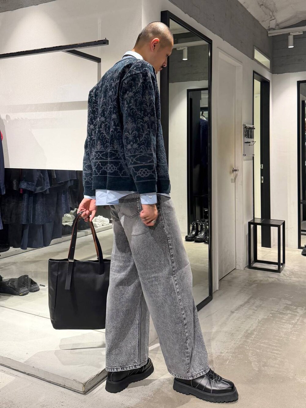 ブラック系のローファー、グレー系のデニムパンツ、ブラウン系のネクタイを着用したメンズの秋コーディネートの4枚目の写真