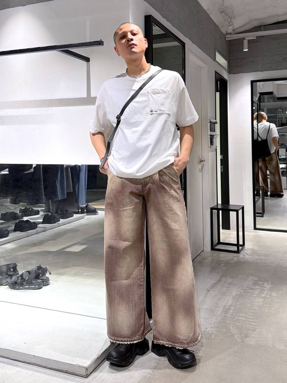 ホワイト系のTシャツ/カットソー、ブラック系のドレスシューズ、ブラック系のトートバッグを着用したメンズの春コーディネートの5枚目の写真