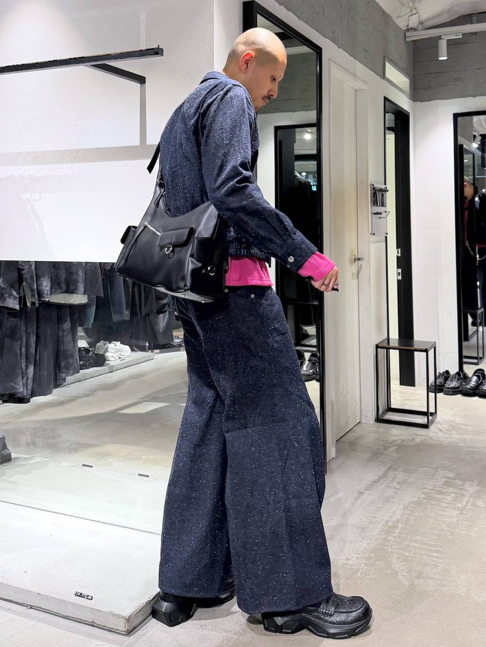 ブラック系のローファー、ブルー系のデニムジャケット、ピンク系のTシャツ/カットソーを着用したメンズの秋コーディネートの4枚目の写真