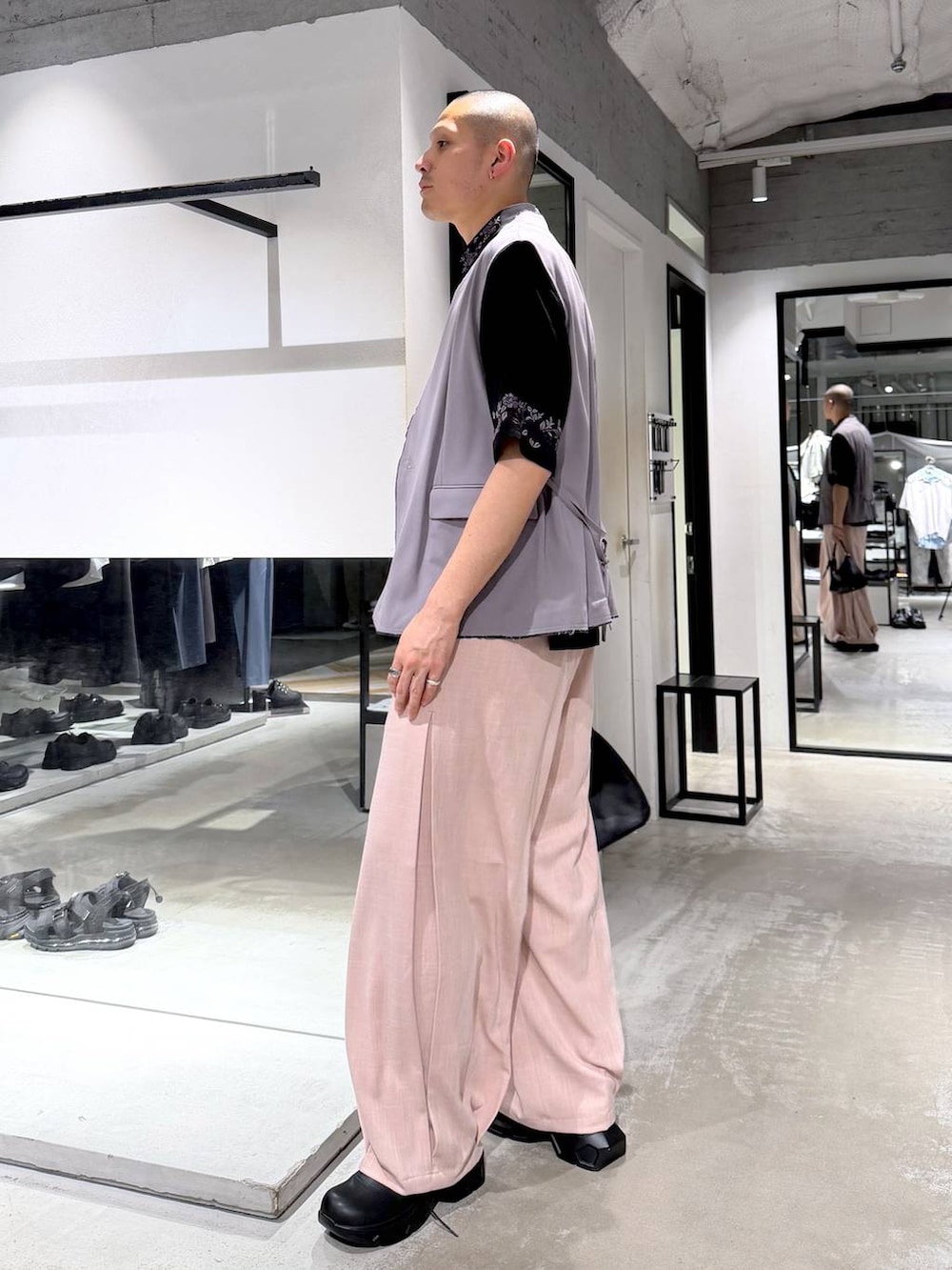 ブラック系のシャツ/ブラウス、ブラック系のドレスシューズ、ブラウン系のベストを着用したメンズの春コーディネートの2枚目の写真