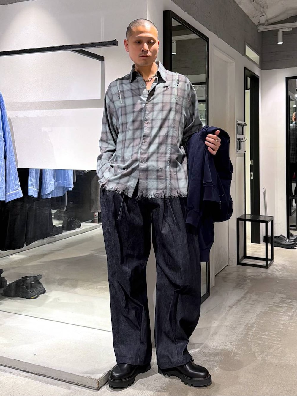 ブラック系のドレスシューズ、ブルー系のデニムパンツ、グリーン系のシャツ/ブラウスを着用したメンズの春コーディネートの5枚目の写真