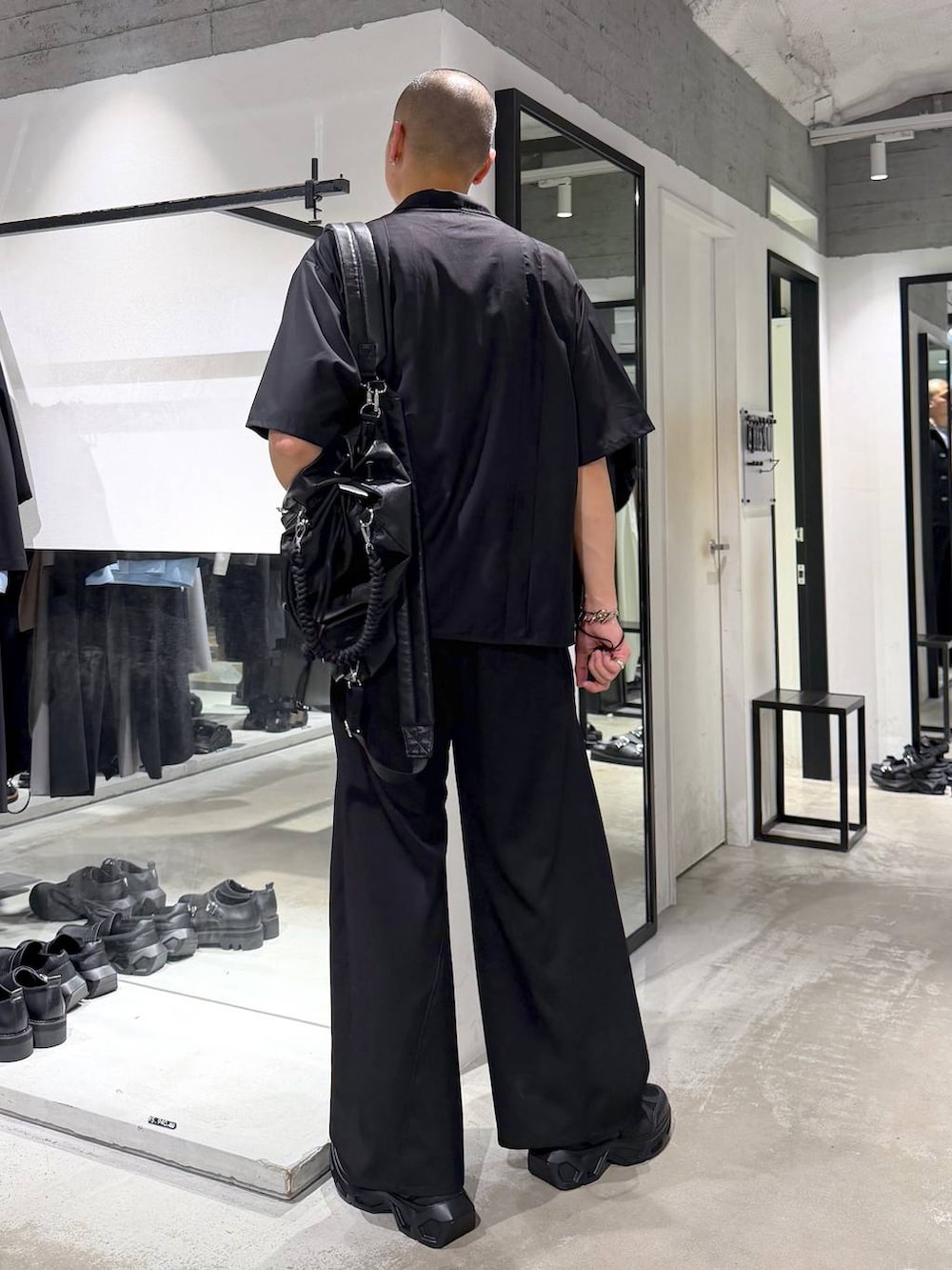 ブラック系のスニーカー、ブラック系のスラックス、パープル系のTシャツ/カットソーを着用したメンズの夏コーディネートの3枚目の写真