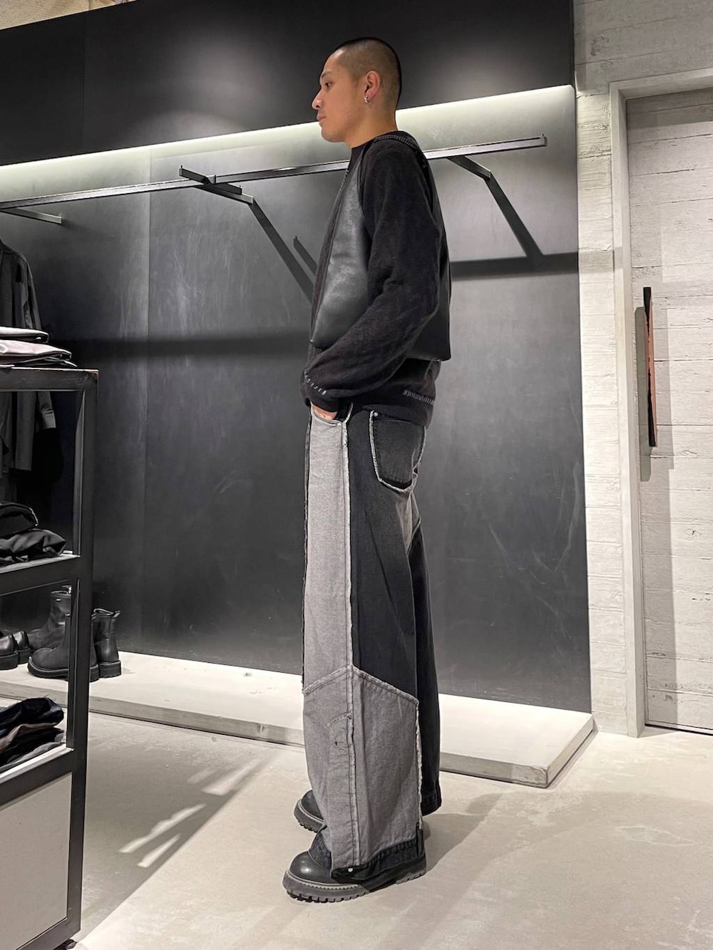 ブラック系のトートバッグ、ブラック系のブーツ、ブラック系のニット/セーターを着用したメンズの秋コーディネートの2枚目の写真