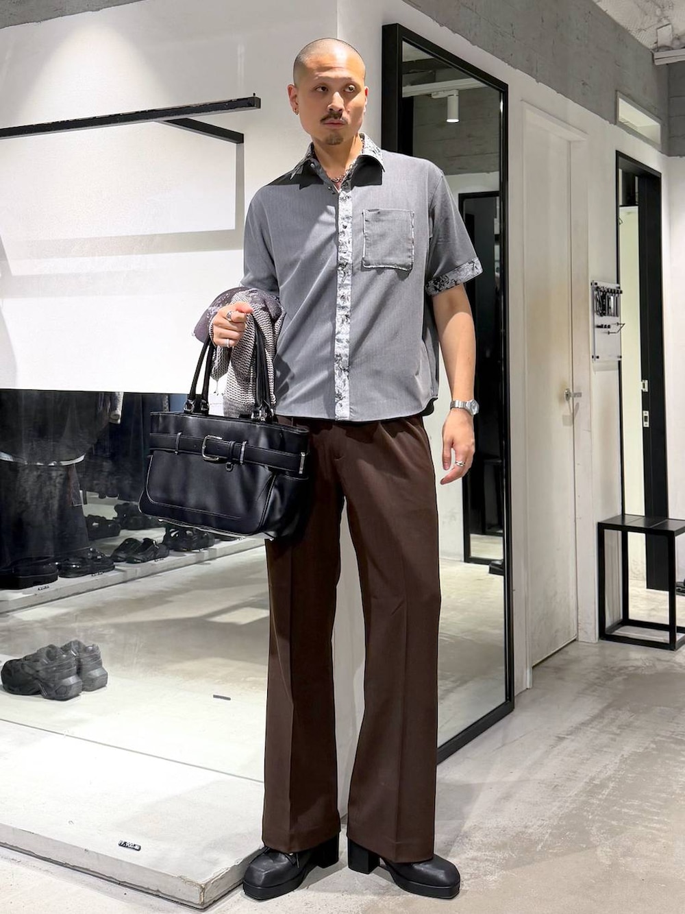グレー系のカーディガン/ボレロ、グレー系のシャツ/ブラウス、ブラウン系のスラックスを着用したメンズの夏コーディネートの5枚目の写真