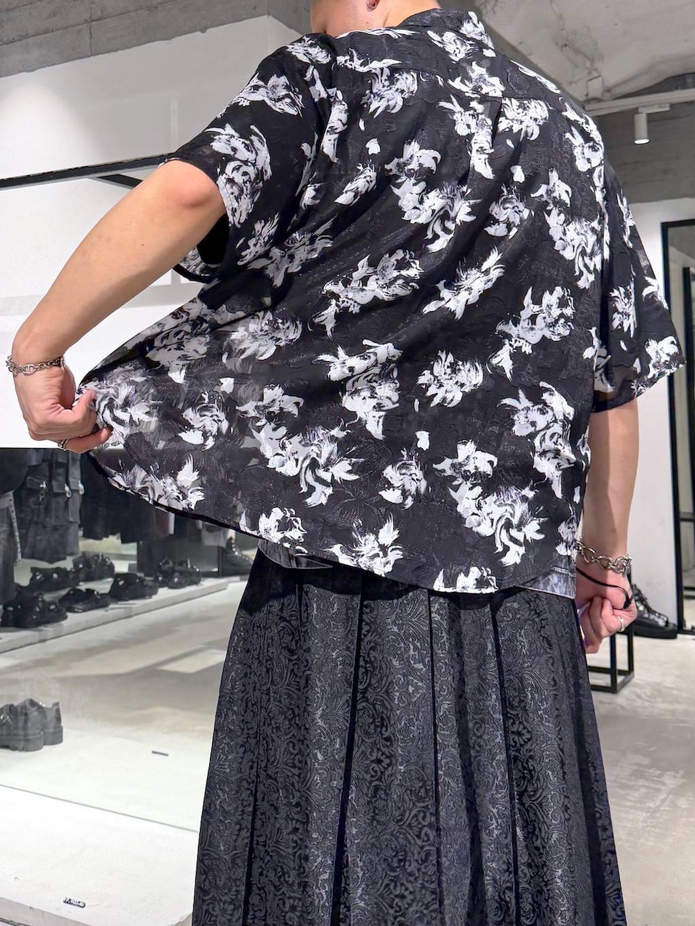 ブラック系のシャツ/ブラウス、グレー系のTシャツ/カットソー、ブラック系のその他パンツを着用したメンズの夏コーディネートの5枚目の写真