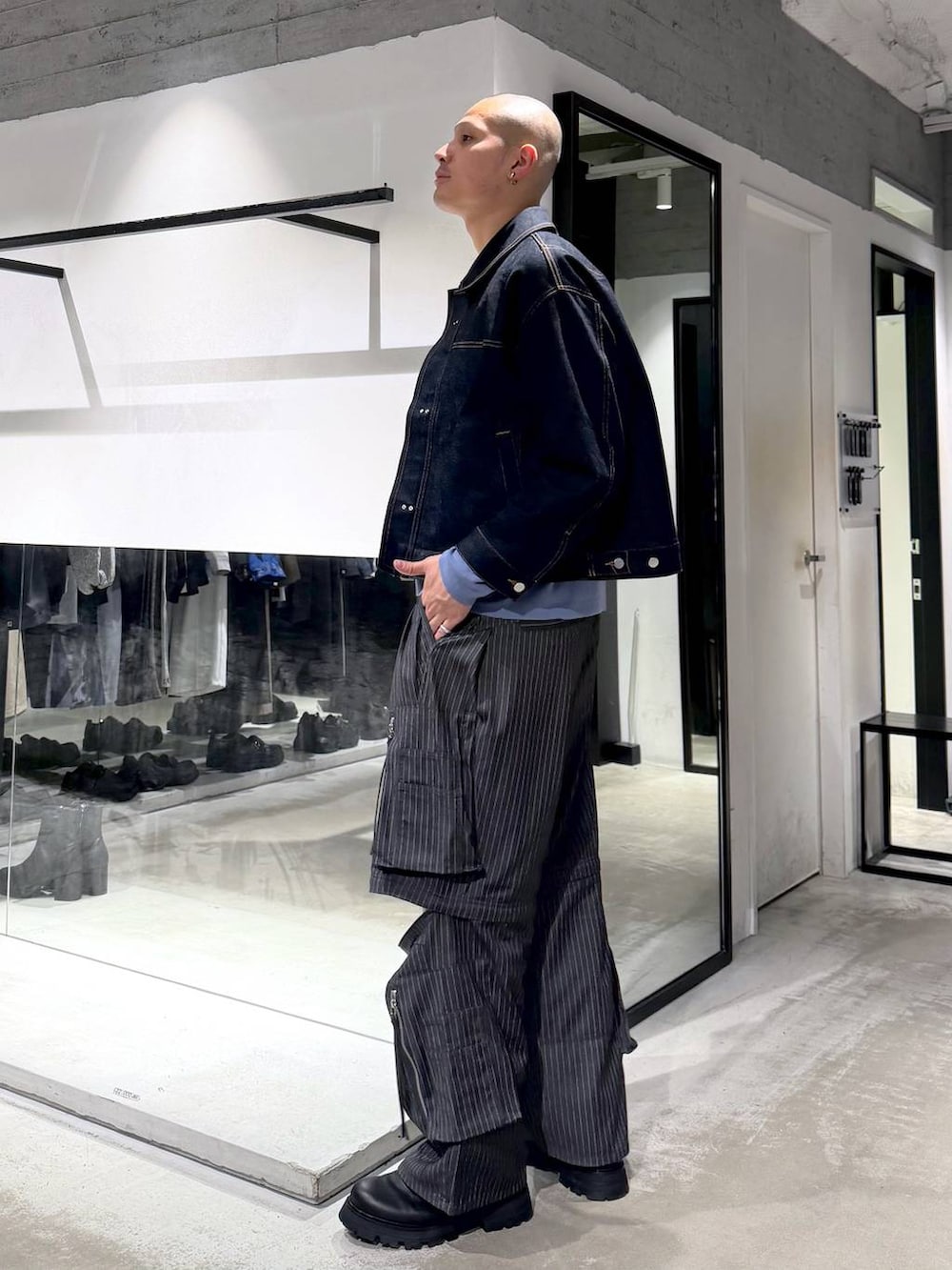 ブルー系のデニムジャケット、ブラック系のドレスシューズ、グレー系のカーゴパンツを着用したメンズの春コーディネートの2枚目の写真