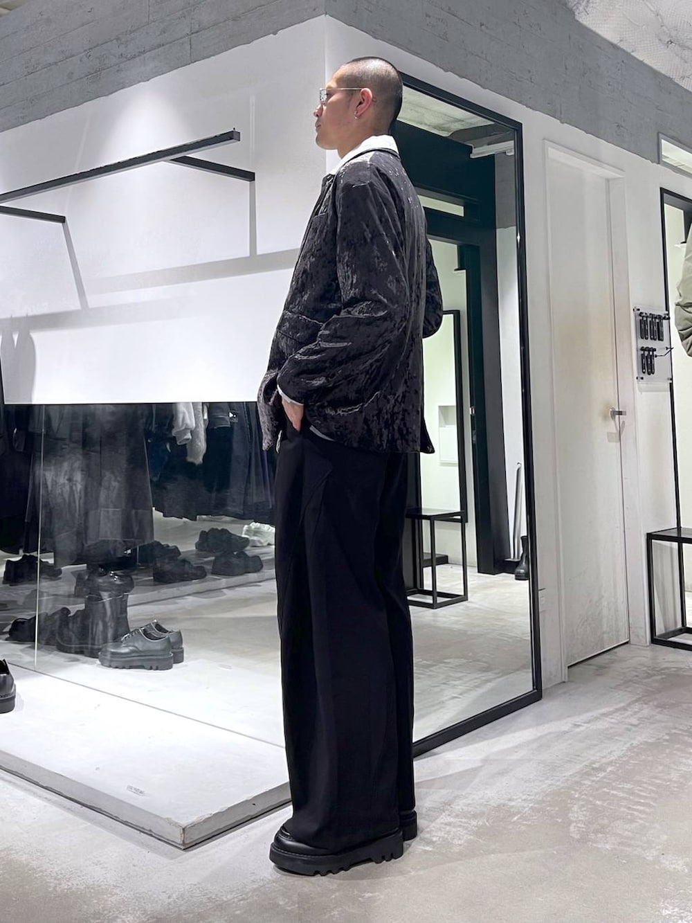 ブラック系のスラックス、ブラウン系のテーラードジャケット、ブラック系のドレスシューズを着用したメンズの冬コーディネートの2枚目の写真