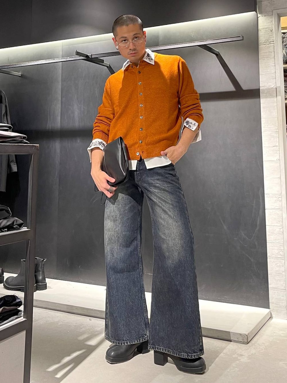 ブラック系のトートバッグ、ブルー系のデニムパンツ、ホワイト系のシャツ/ブラウスを着用したメンズの秋コーディネートの2枚目の写真