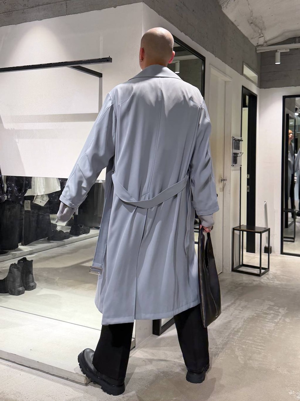 ブラック系のトートバッグ、ブラック系のスラックス、ブラック系のドレスシューズを着用したメンズの春コーディネートの3枚目の写真