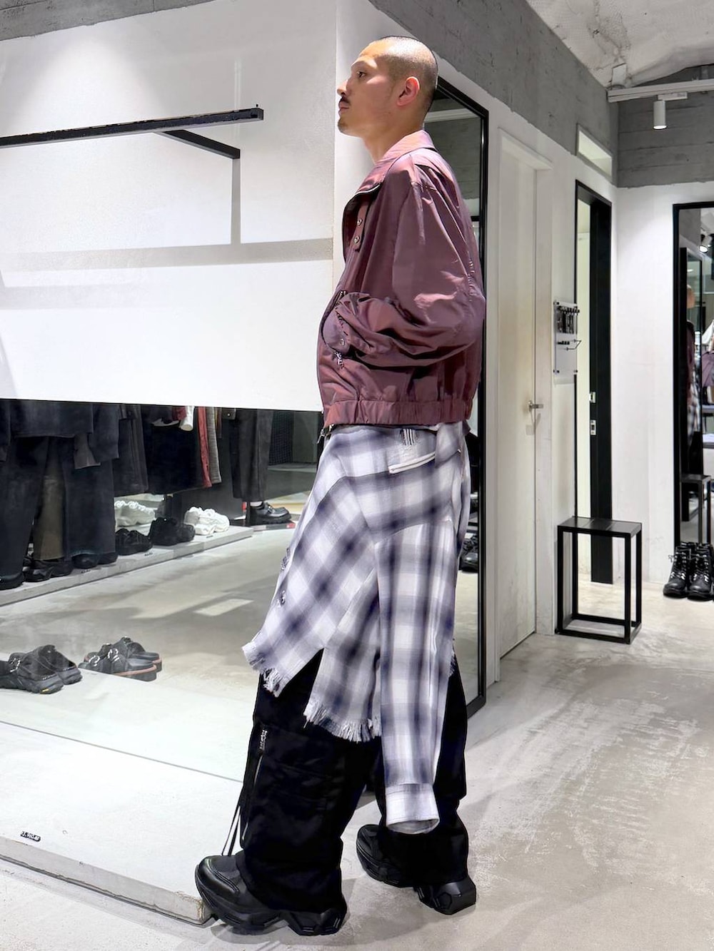 ホワイト系のTシャツ/カットソー、レッド系のブルゾン、ブラック系のスニーカーを着用したメンズの秋コーディネートの2枚目の写真