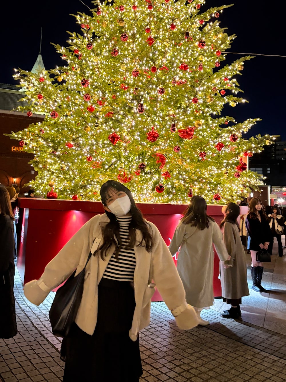 ブラック系のスカート、ブラック系のニット/セーター、ブラック系のバレッタ/ヘアクリップを着用したレディースの秋コーディネートの2枚目の写真