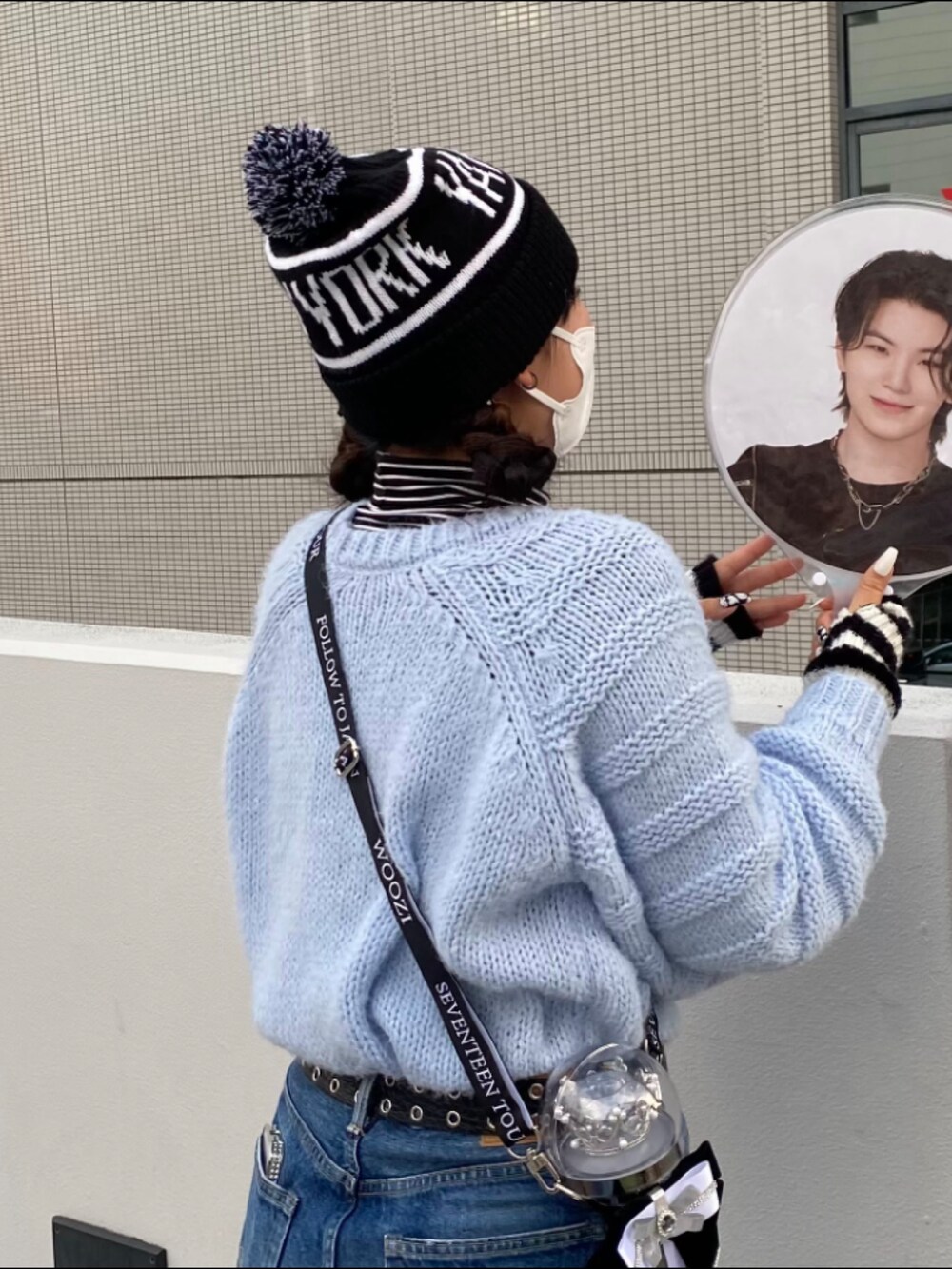 ブルー系のデニムパンツ、ブルー系のニット/セーター、ブラック系のトップスを着用したレディースの秋コーディネートの2枚目の写真