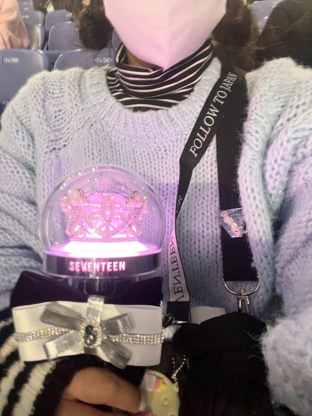 ブルー系のデニムパンツ、ブルー系のニット/セーター、ブラック系のトップスを着用したレディースの秋コーディネートの3枚目の写真