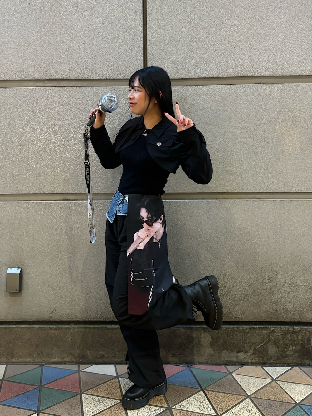 ブラック系のブーツ、ブラック系のカーゴパンツ、ブラック系のシャツ/ブラウスを着用したレディースの冬コーディネートの2枚目の写真