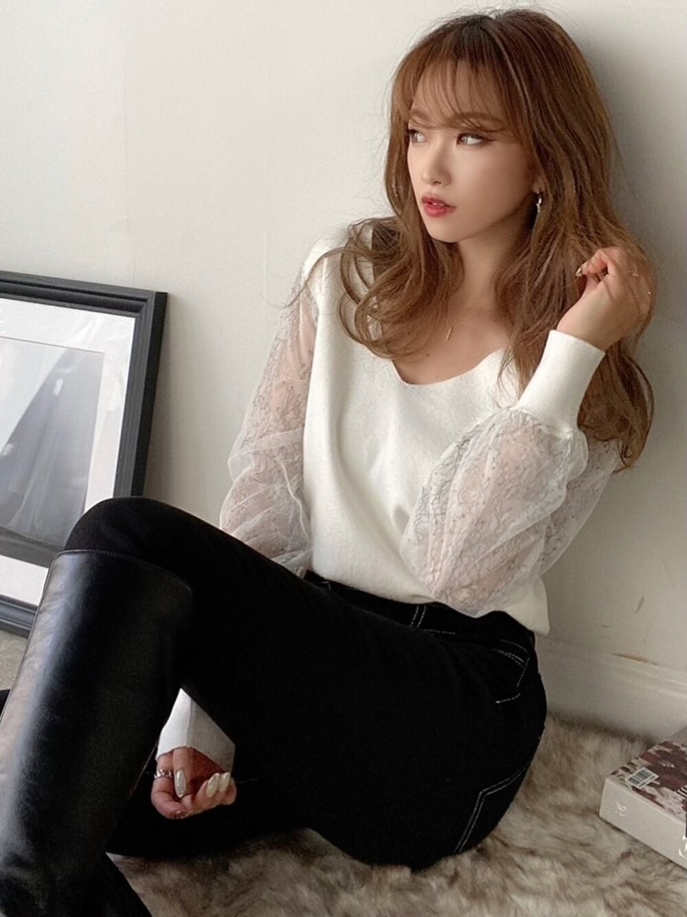 ブラック系のその他パンツ、ホワイト系のニット/セーターを着用したレディースの秋コーディネートの2枚目の写真