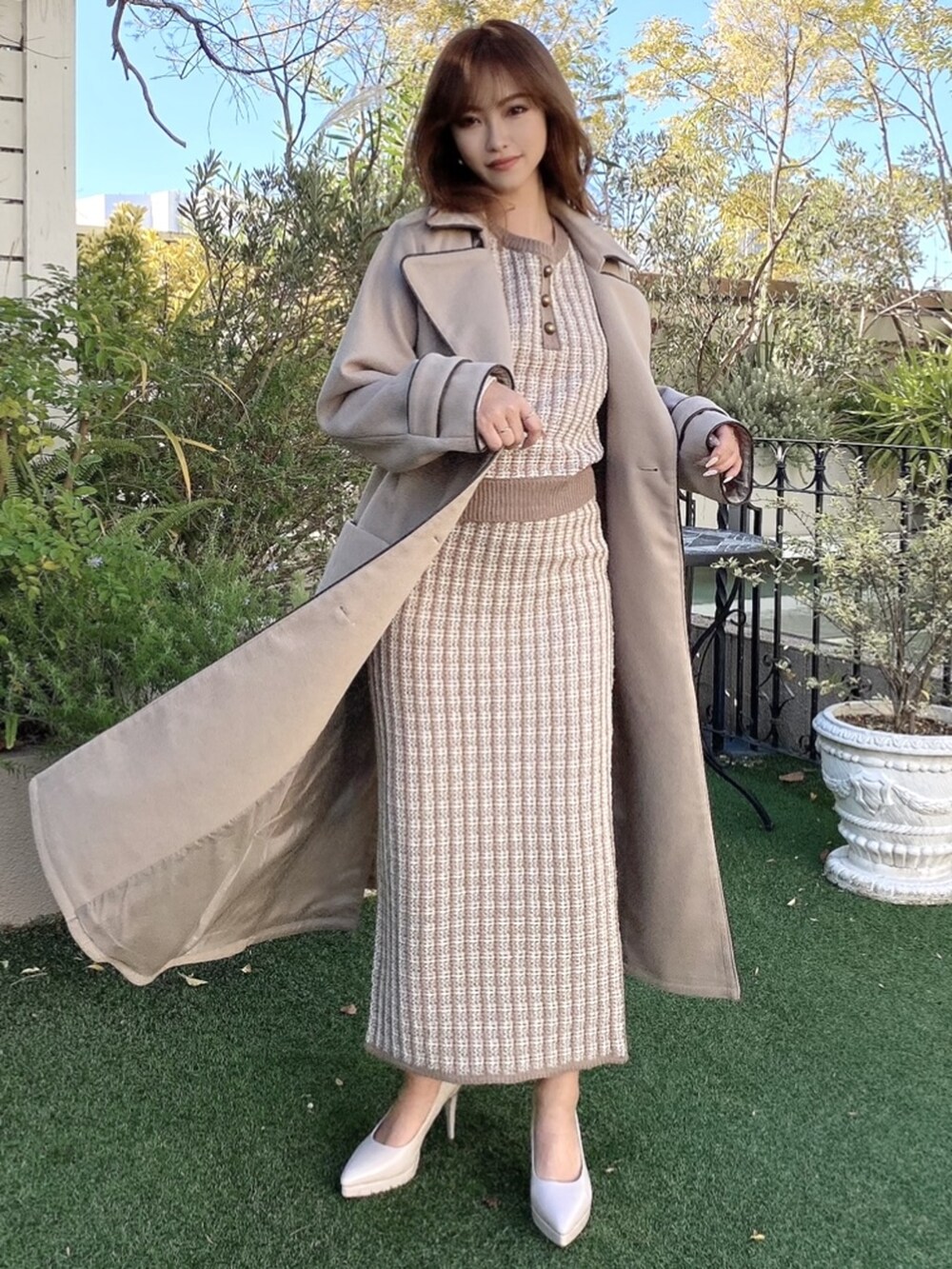 ベージュ系のその他アウター、ブラウン系のスカート、ベージュ系のパンプスを着用したレディースの冬コーディネートの5枚目の写真