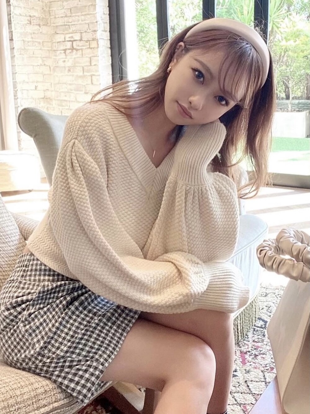 その他のスカート、ホワイト系のニット/セーター、ベージュ系のカチューシャを着用したレディースの冬コーディネートの2枚目の写真