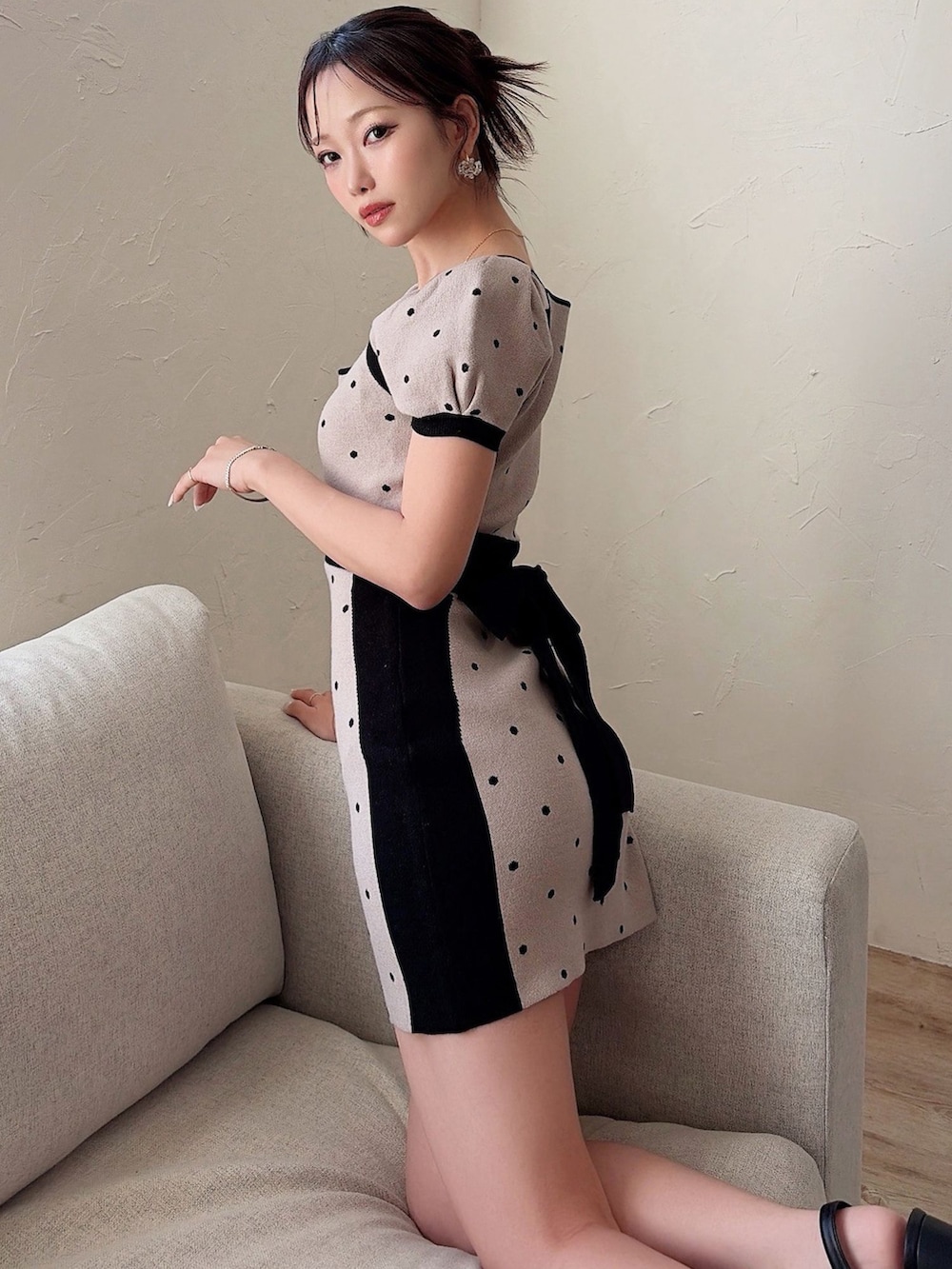 ベージュ系のワンピースを着用したレディースの春コーディネートの2枚目の写真