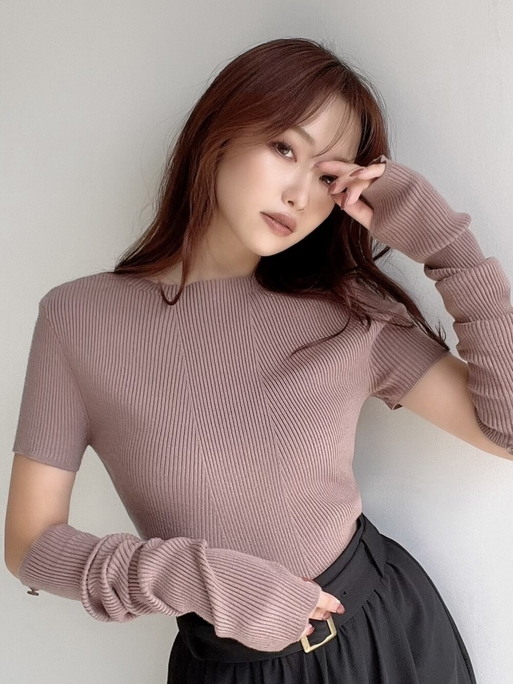 ベージュ系のニット/セーター、ブラック系のスカートを着用したレディースの秋コーディネートの3枚目の写真