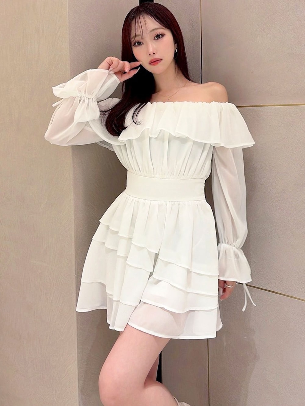 ホワイト系のワンピースを着用したレディースの春コーディネートの2枚目の写真