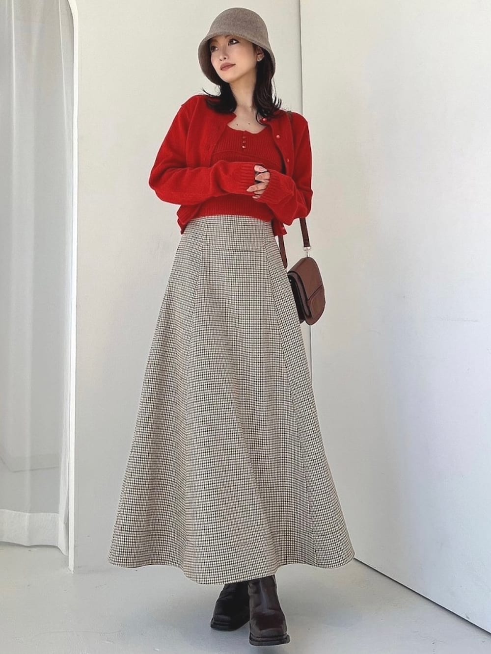 レッド系のカーディガン/ボレロ、その他のスカート、ブラウン系のショルダーバッグを着用したレディースの夏コーディネートの4枚目の写真