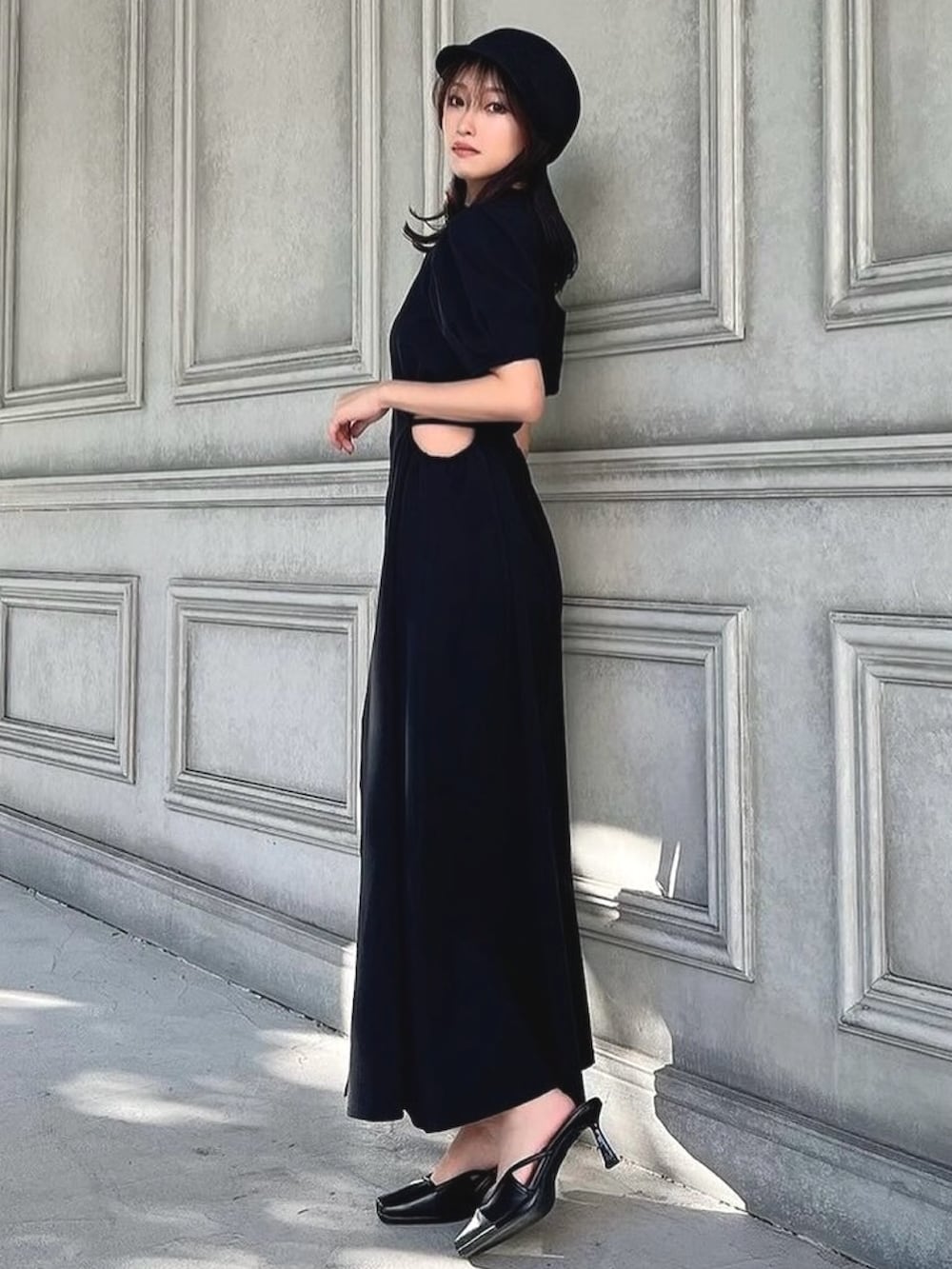 ホワイト系のテーラードジャケット、ブラック系のワンピース、ブラック系のハンドバッグを着用したレディースの春コーディネートの2枚目の写真