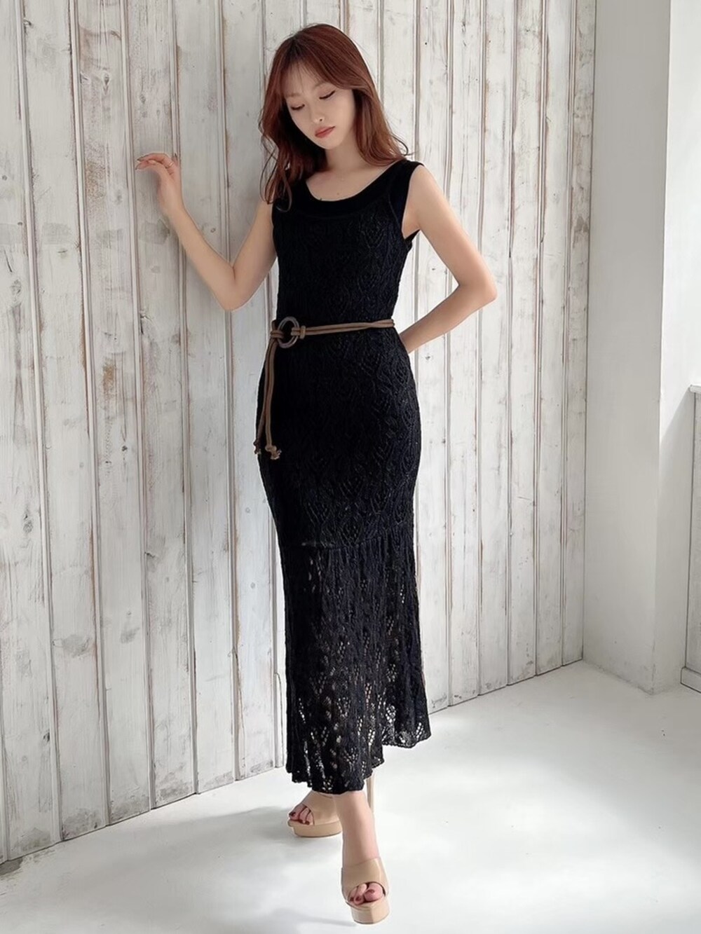 ブラック系のワンピース、ベージュ系のサンダルを着用したレディースの春コーディネートの3枚目の写真