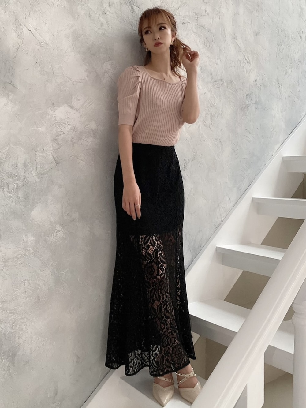 ピンク系のニット/セーター、その他のサンダル、ブラック系のスカートを着用したレディースの夏コーディネートの5枚目の写真