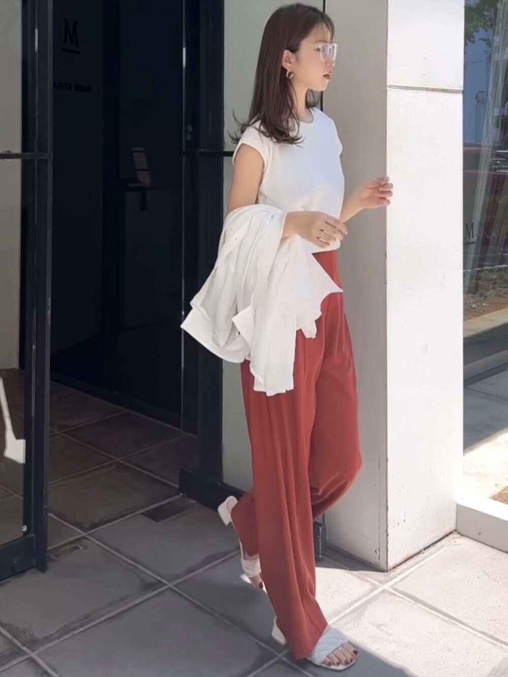 ホワイト系のシャツ/ブラウス、レッド系のその他パンツ、ホワイト系のTシャツ/カットソーを着用したレディースの夏コーディネートの2枚目の写真