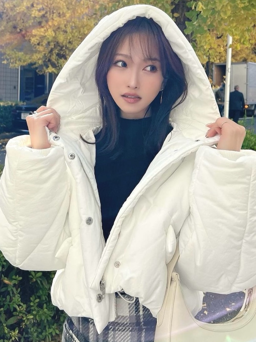 ホワイト系のブルゾン、ホワイト系のブーツ、その他のスカートを着用したレディースの冬コーディネートの4枚目の写真