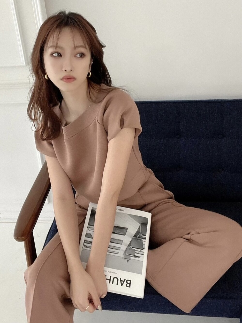 ベージュ系のその他パンツ、ベージュ系のスウェットを着用したレディースの春コーディネートの2枚目の写真