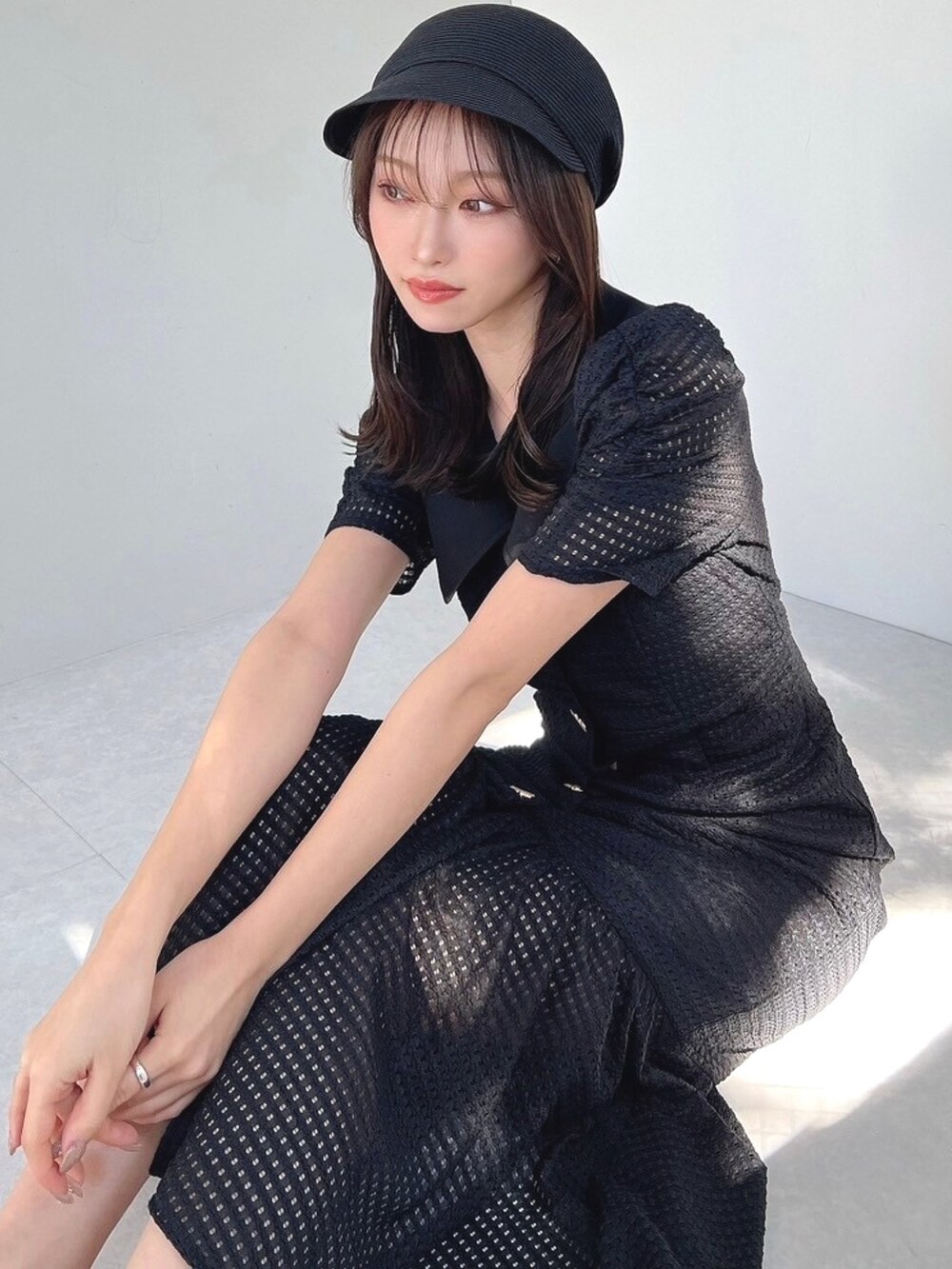 ブラック系のワンピース、ブラック系のサンダルを着用したレディースの春コーディネートの4枚目の写真