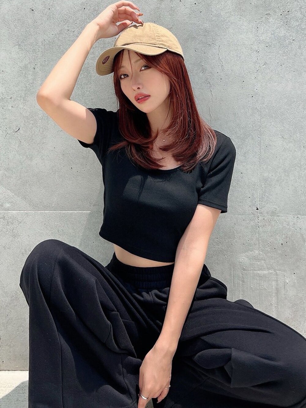 ブラック系のTシャツ/カットソー、ブラック系のその他パンツを着用したレディースの秋コーディネートの3枚目の写真