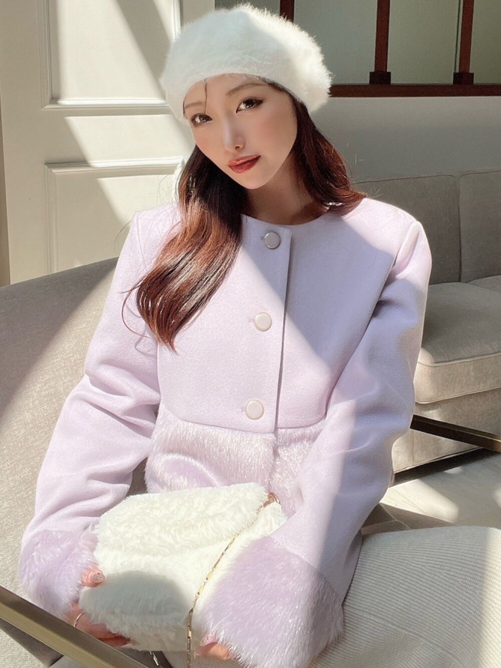 パープル系のブルゾン、ホワイト系のハンドバッグ、ホワイト系のハンチング/ベレー帽を着用したレディースの秋コーディネートの2枚目の写真