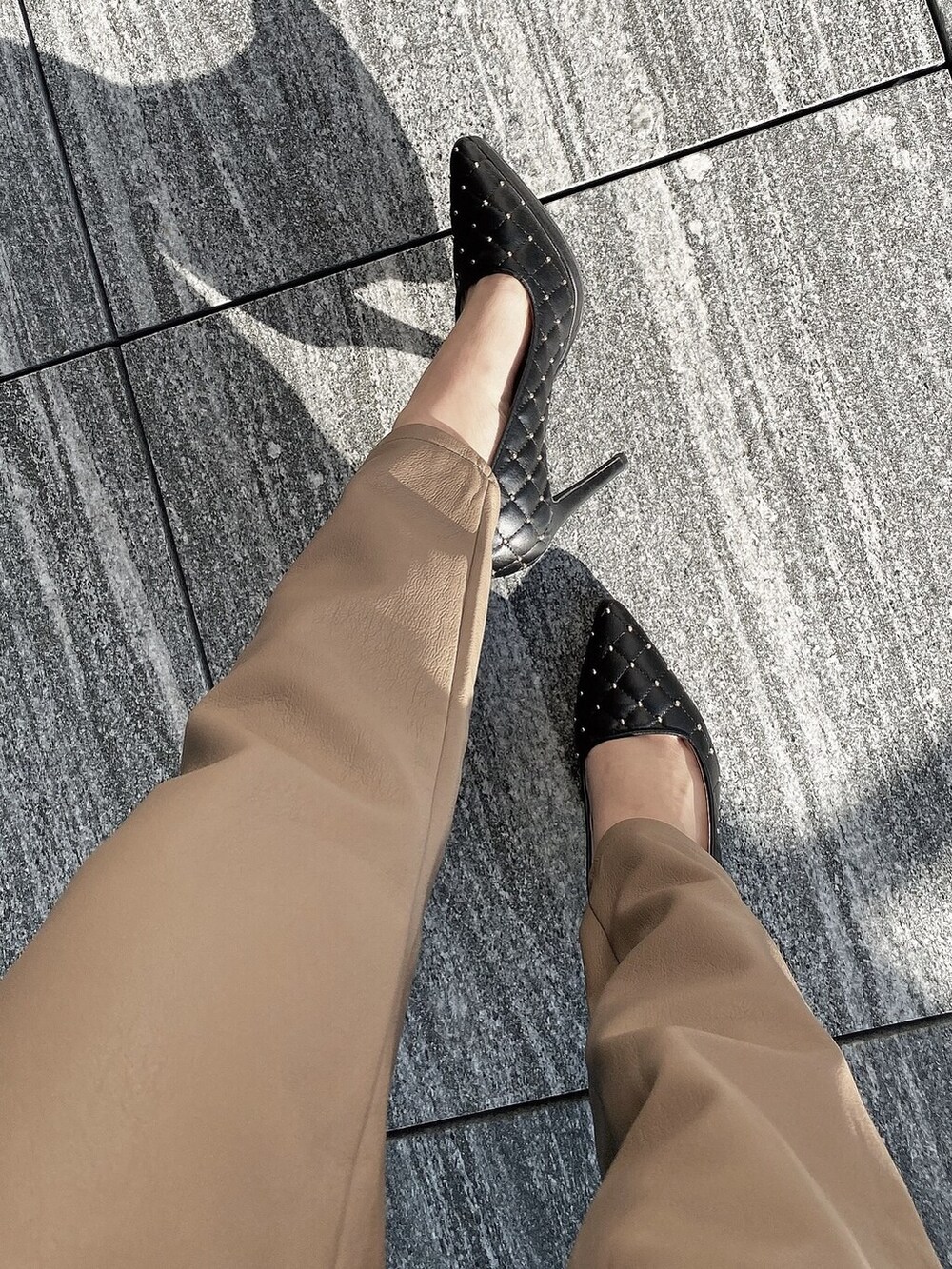 ベージュ系のその他パンツ、ベージュ系のニット/セーター、ブラック系のパンプスを着用したレディースの冬コーディネートの2枚目の写真