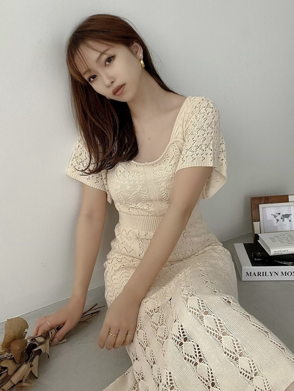 ホワイト系のワンピース、ベージュ系のサンダルを着用したレディースの春コーディネートの4枚目の写真