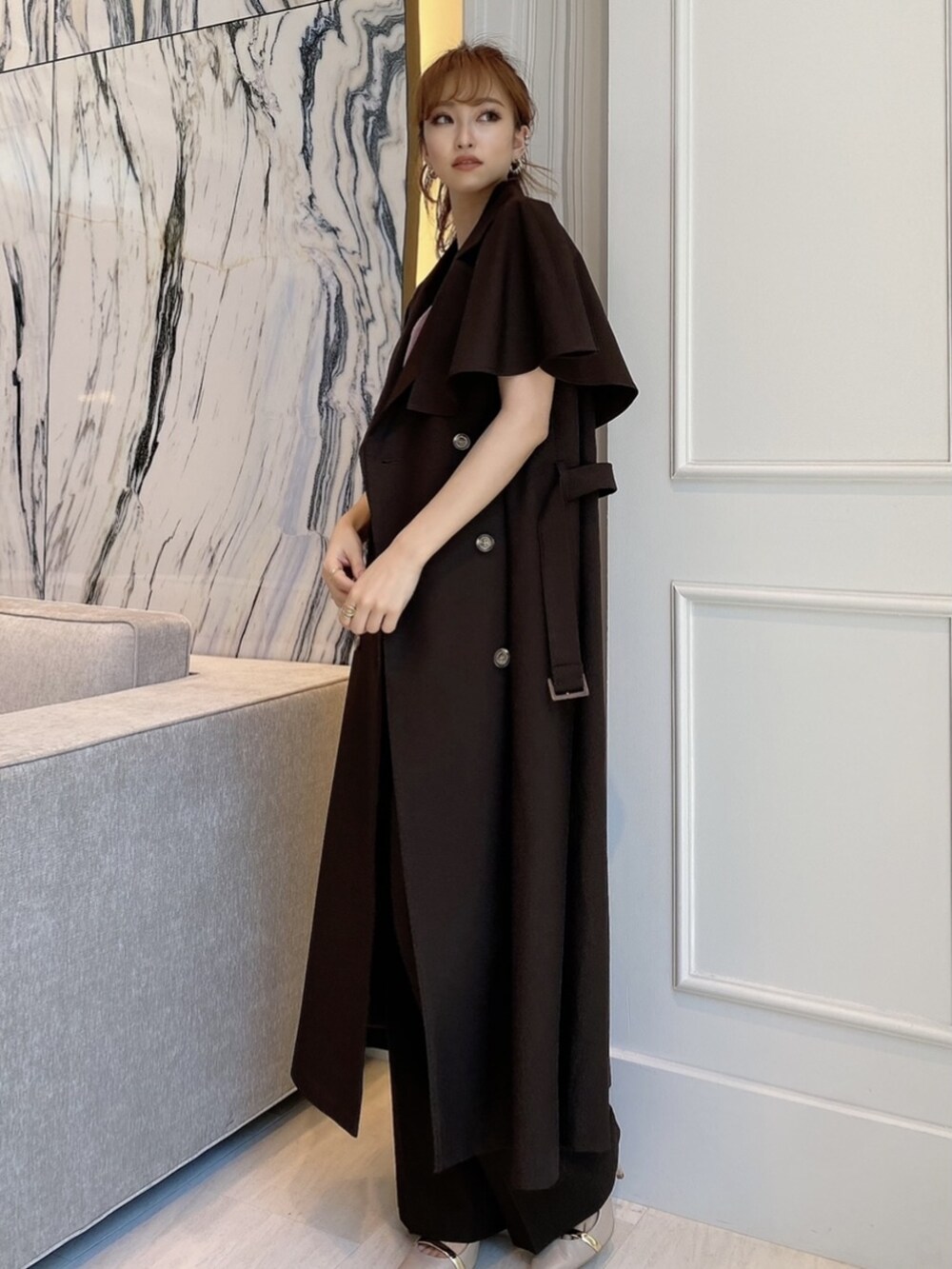 ブラウン系のその他アウター、ピンク系のキャミソール、ベージュ系のサンダルを着用したレディースの夏コーディネートの4枚目の写真