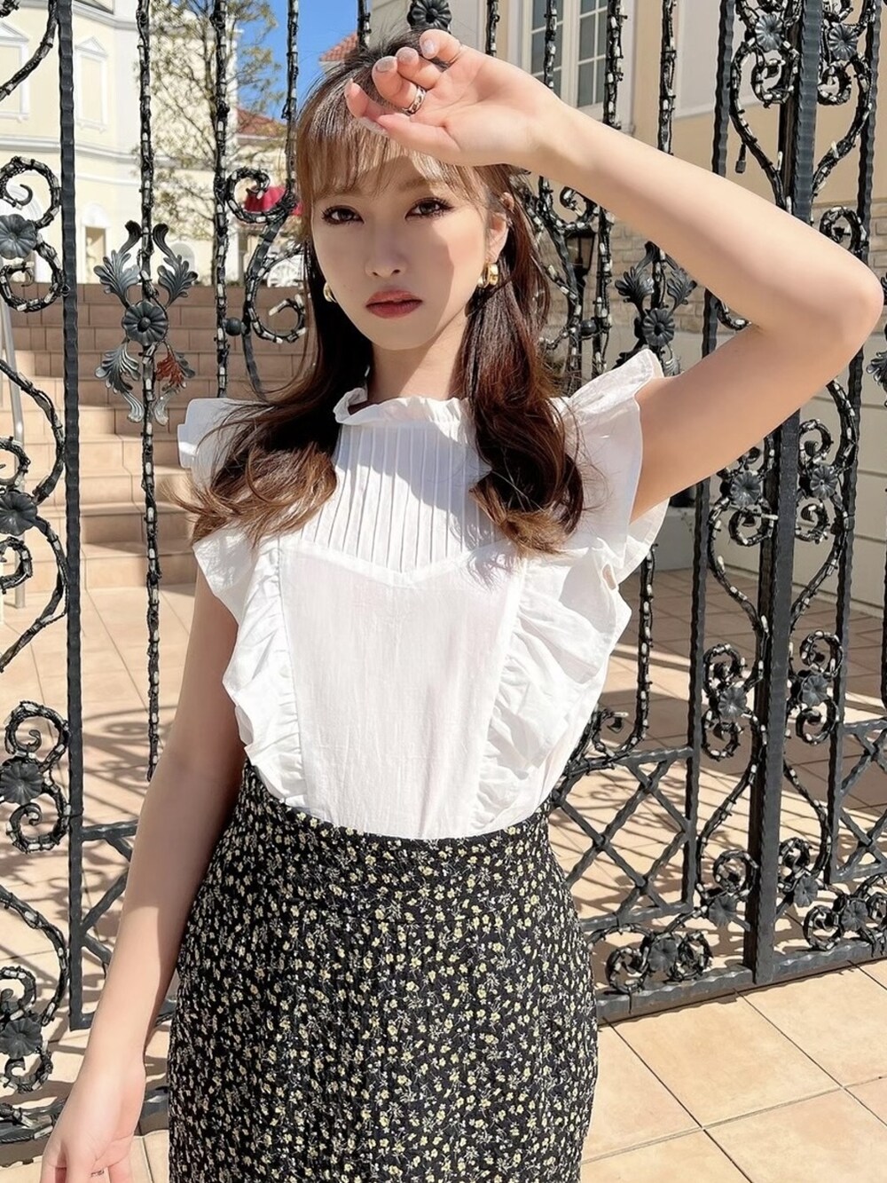 ブラック系のサンダル、ホワイト系のシャツ/ブラウス、その他のスカートを着用したレディースの春コーディネートの4枚目の写真