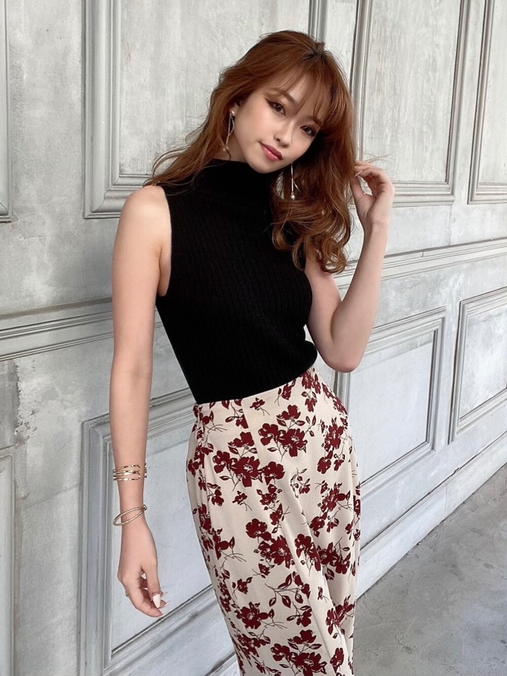 ベージュ系のサンダル、ブラック系のニット/セーターを着用したレディースの春コーディネートの3枚目の写真