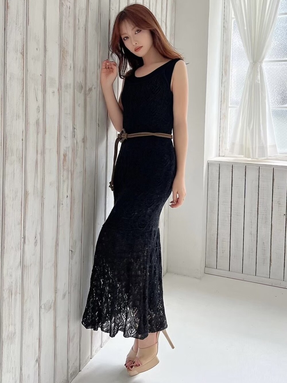 ブラック系のワンピース、ベージュ系のサンダルを着用したレディースの春コーディネートの2枚目の写真