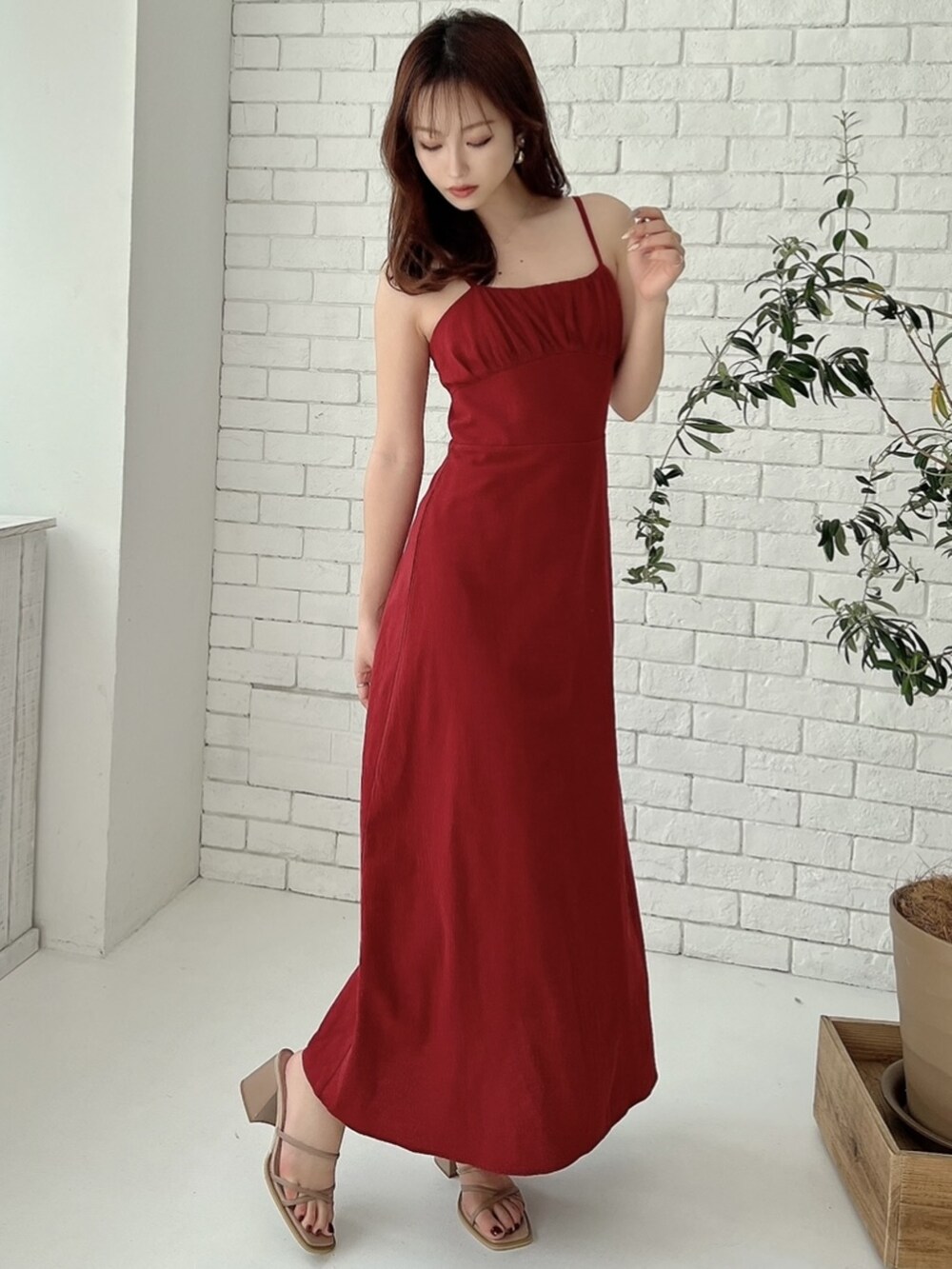 ピンク系のサンダル、レッド系のワンピースを着用したレディースの春コーディネートの4枚目の写真