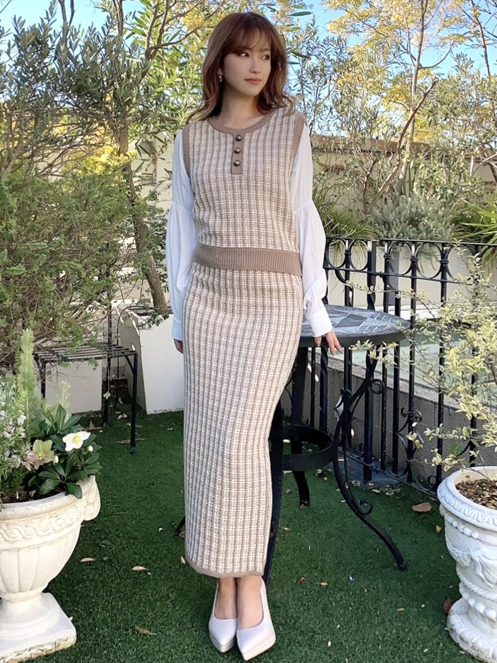 ベージュ系のその他アウター、ブラウン系のスカート、ベージュ系のパンプスを着用したレディースの冬コーディネートの3枚目の写真