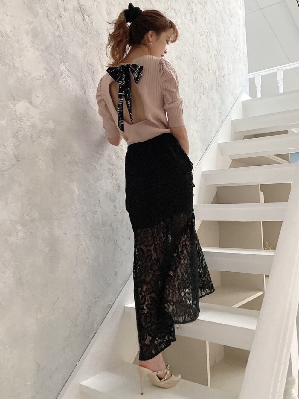 ピンク系のニット/セーター、その他のサンダル、ブラック系のスカートを着用したレディースの夏コーディネートの2枚目の写真