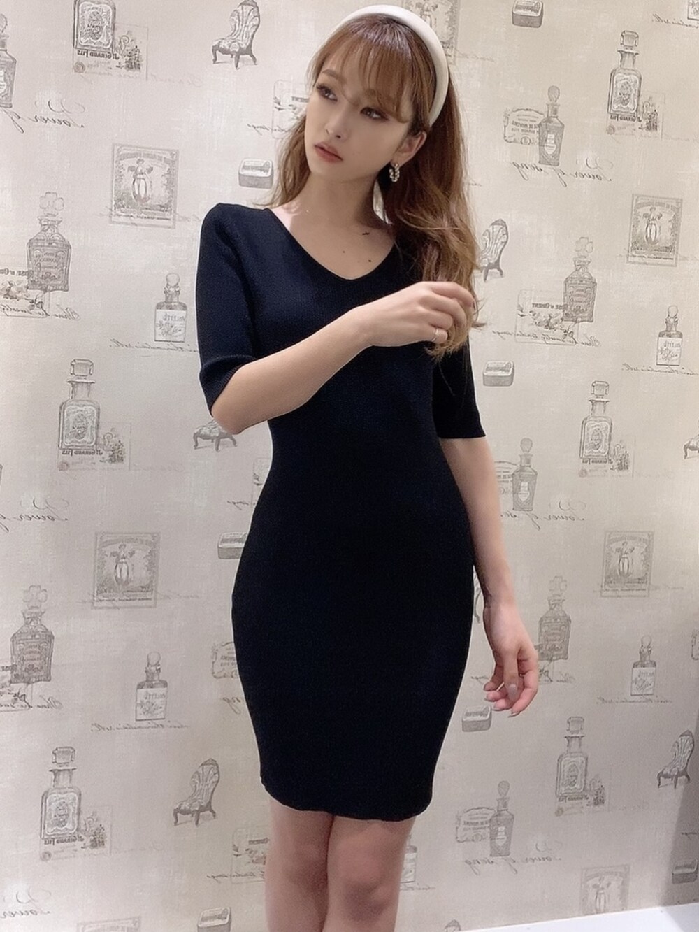 ブラック系のワンピース、ベージュ系のカチューシャを着用したレディースの夏コーディネートの4枚目の写真