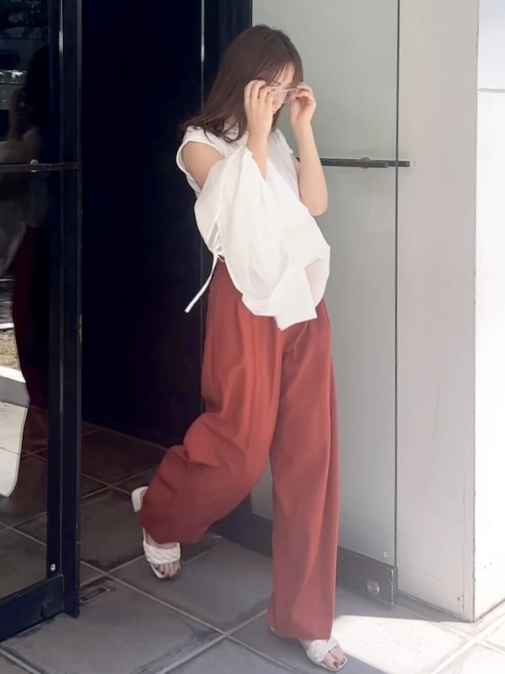 ホワイト系のシャツ/ブラウス、レッド系のその他パンツ、ホワイト系のTシャツ/カットソーを着用したレディースの夏コーディネートの3枚目の写真