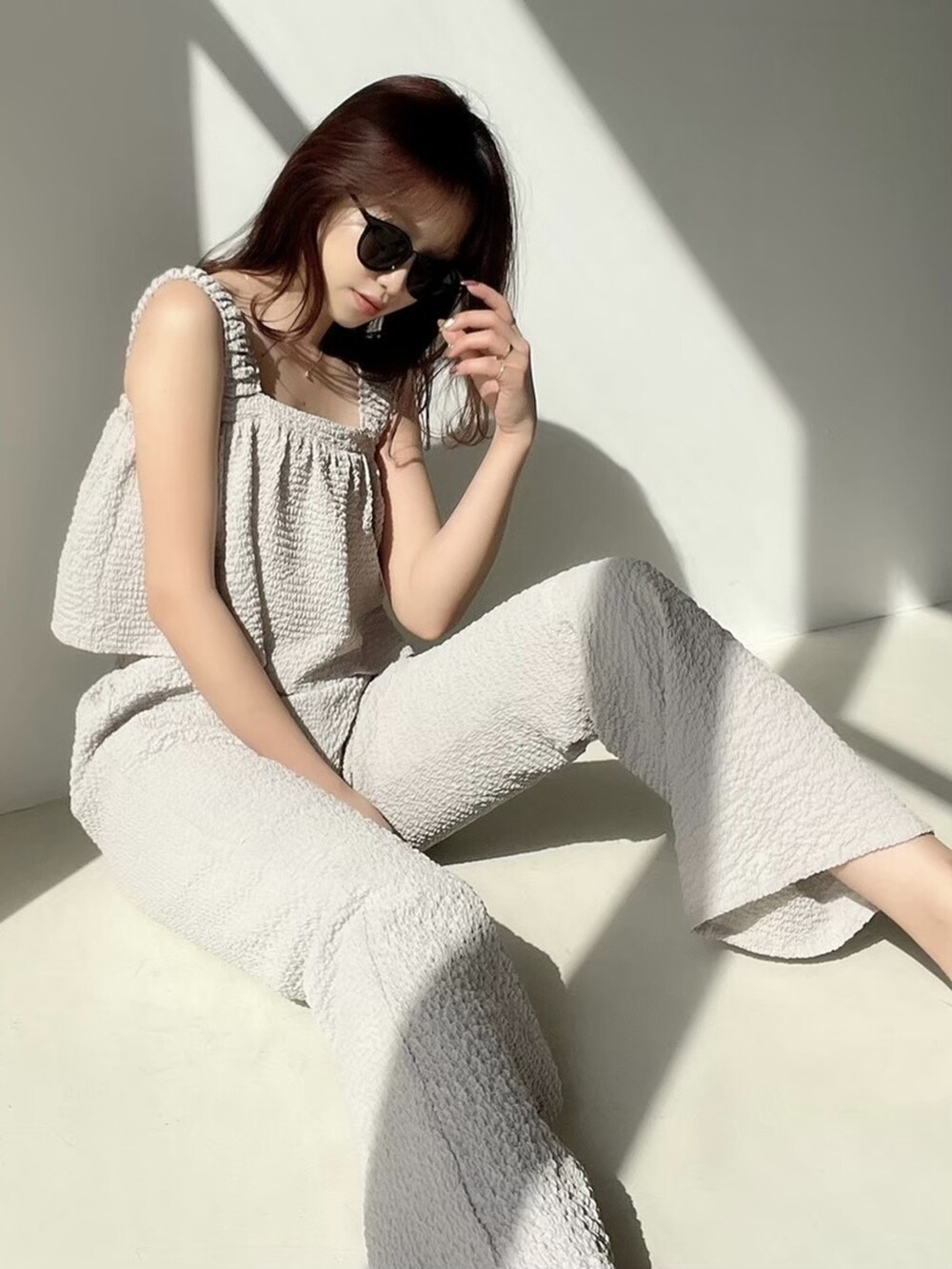 グレー系のキャミソール、グレー系のその他パンツを着用したレディースの春コーディネートの3枚目の写真