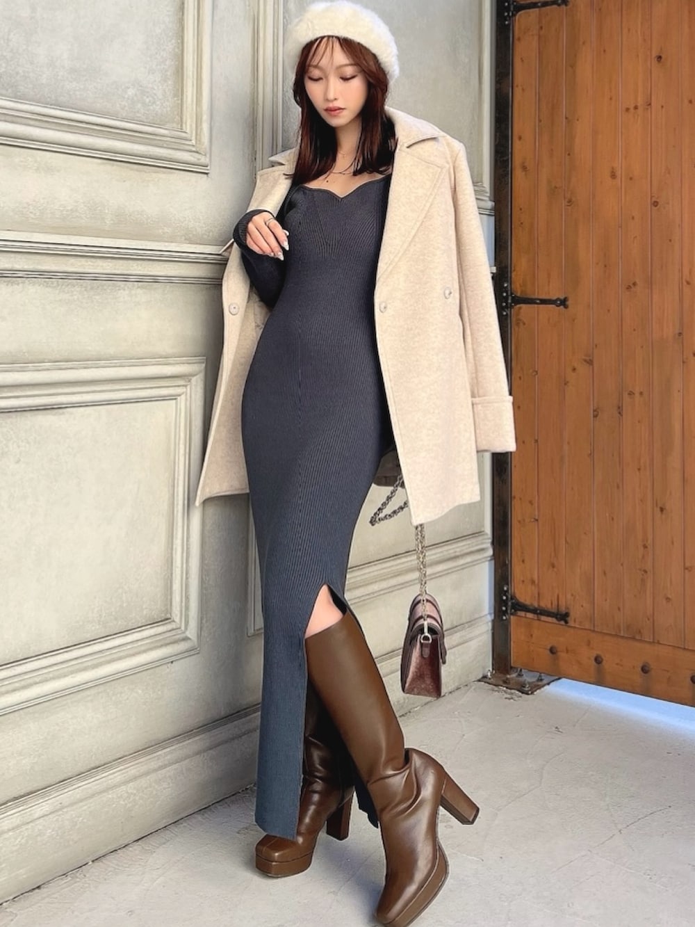 ホワイト系のトレンチコート、グリーン系のワンピース、ブラウン系のブーツを着用したレディースの冬コーディネートの3枚目の写真