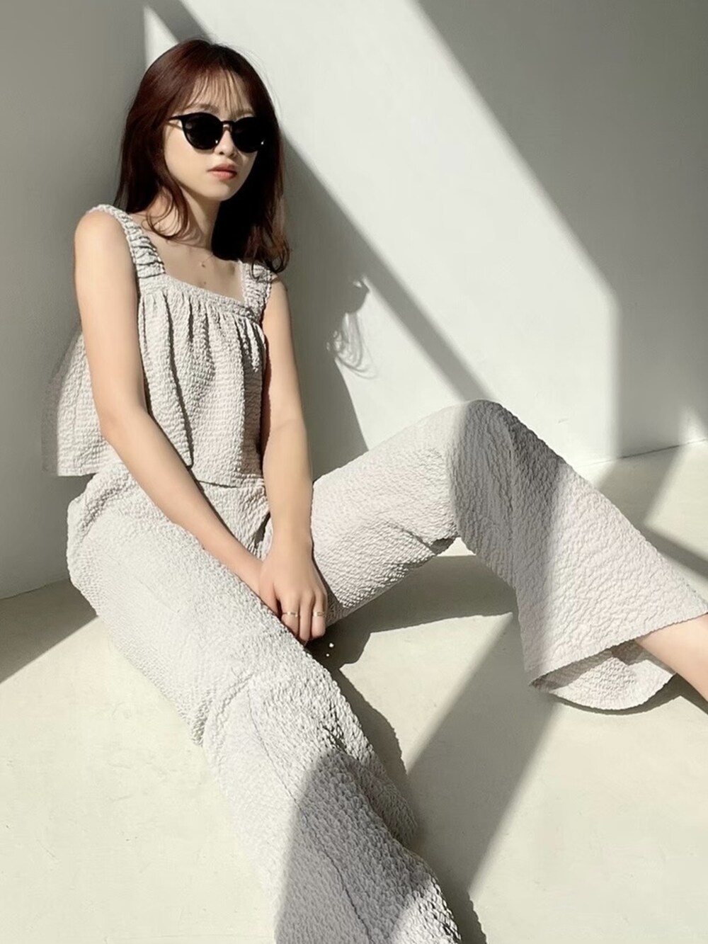 グレー系のキャミソール、グレー系のその他パンツを着用したレディースの春コーディネートの2枚目の写真